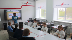 Педагоги мобильного технопарка «Кванториум-33» проводят занятия в Красногорбатской школе